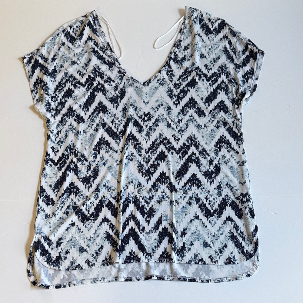 Tart Monochrome Chevron Short Sleeve Top
